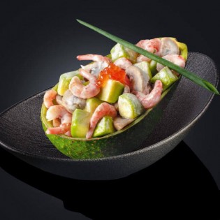 ensalada de camarones, aguacate relleno